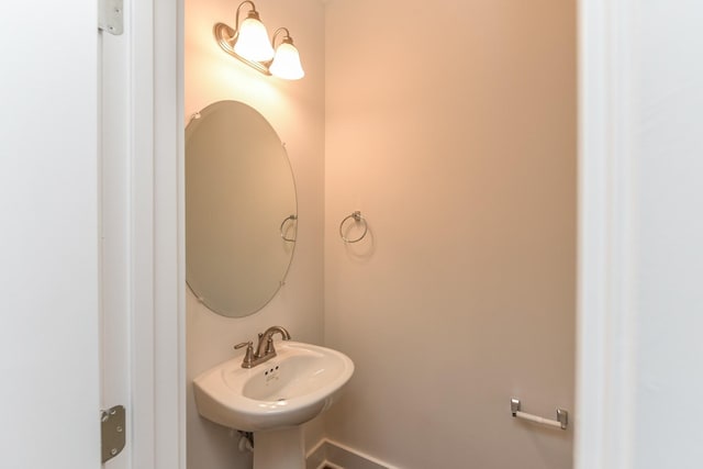 bathroom featuring a sink