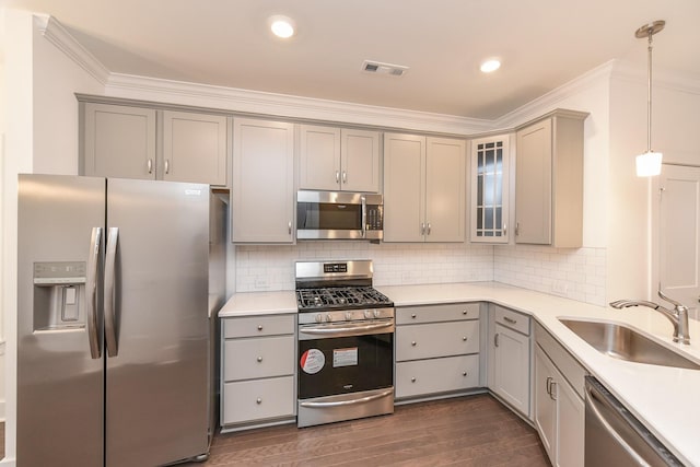 kitchen with visible vents, dark wood-style floors, gray cabinets, a sink, and appliances with stainless steel finishes