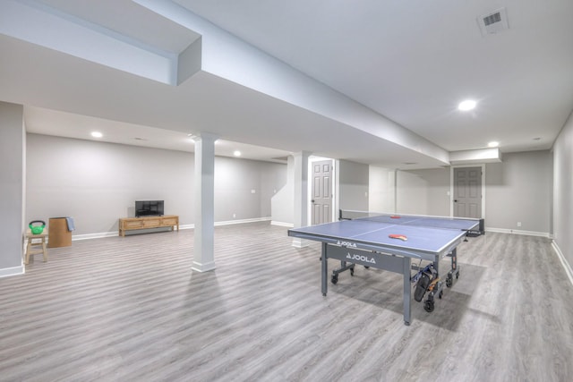 recreation room with recessed lighting, baseboards, visible vents, and light wood-style floors