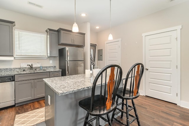 7025 Magnolia Crossings, Spring Hill, TN 37174 - kitchen featuring a breakfast bar area, visible vents, a sink, stainless steel appliances, and gray cabinets