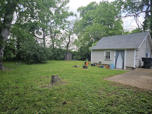 view of yard featuring an outdoor structure and a shed