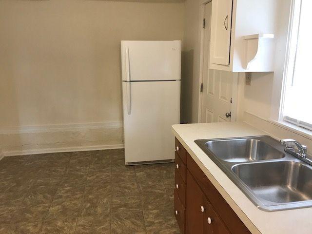 911 Leaf Ave, Murfreesboro, TN 37130 - kitchen featuring freestanding refrigerator, a sink, baseboards, and light countertops
