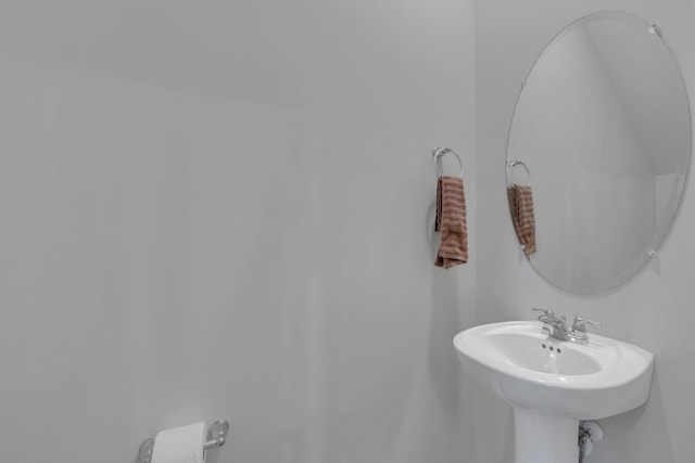 bathroom featuring a sink