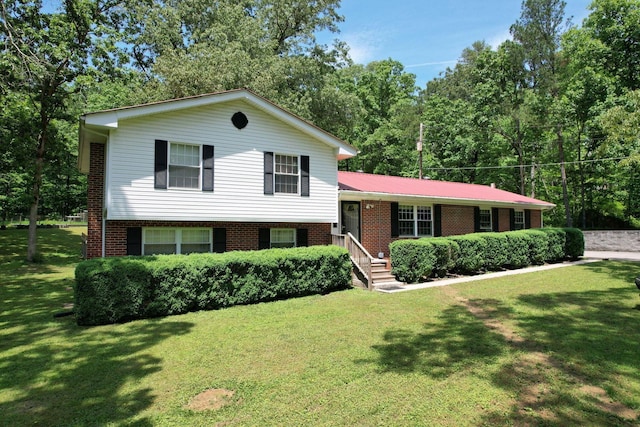 286 Pine Grove Rd, South Pittsburg, TN 37380 - tri-level home with a front lawn and brick siding
