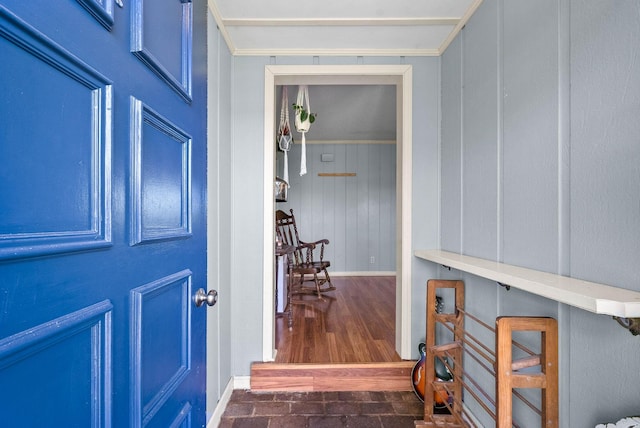 foyer featuring baseboards
