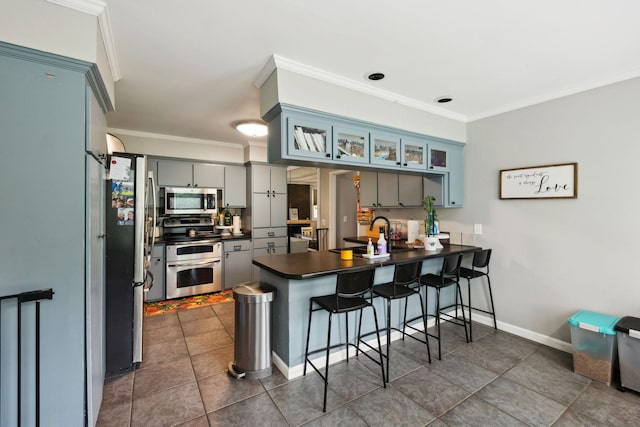 1031 Bayview Dr, Gallatin, TN 37066 - kitchen featuring crown molding, dark countertops, stainless steel appliances, and a peninsula