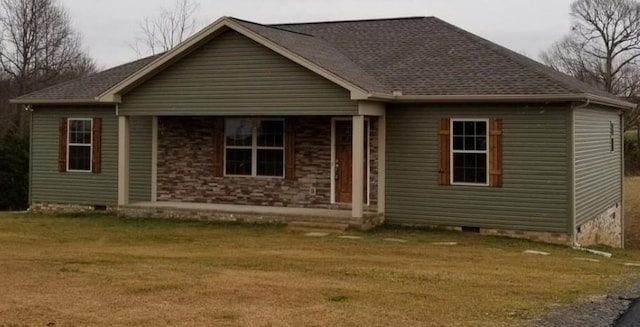 view of front of home featuring roof with shingles, a front yard, and crawl space