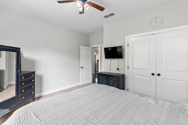 bedroom featuring ceiling fan, visible vents, carpet floors, baseboards, and a closet