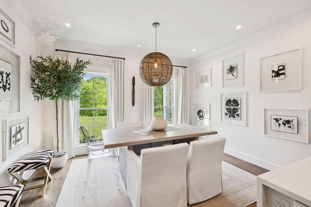 dining area with recessed lighting, baseboards, ornamental molding, and light wood-style flooring