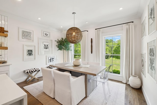 dining area with crown molding, baseboards, recessed lighting, and light wood-style flooring