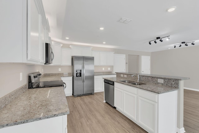 312 Mattie Ln, Spring Hill, TN 37174 - kitchen featuring stainless steel appliances, a sink, light wood finished floors, a kitchen island with sink, and recessed lighting