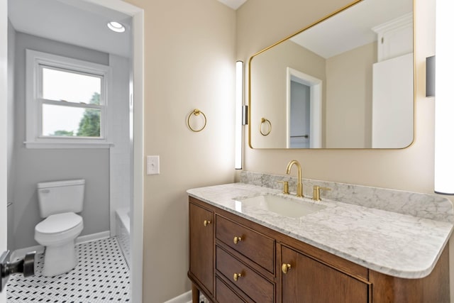 1025 Goshentown Rd, Hendersonville, TN 37075 - full bath featuring baseboards, toilet, vanity, a shower, and a tub to relax in