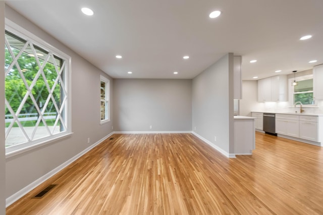 1025 Goshentown Rd, Hendersonville, TN 37075 - unfurnished living room with baseboards, light wood finished floors, and recessed lighting
