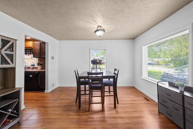 111 Stacker Dr, Clarksville, TN 37040 - dining room featuring visible vents, a textured ceiling, light wood-style flooring, and baseboards