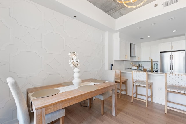 1510 Demonbreun St Unit 807, Nashville, TN 37203 - dining space featuring recessed lighting, light wood-type flooring, and visible vents