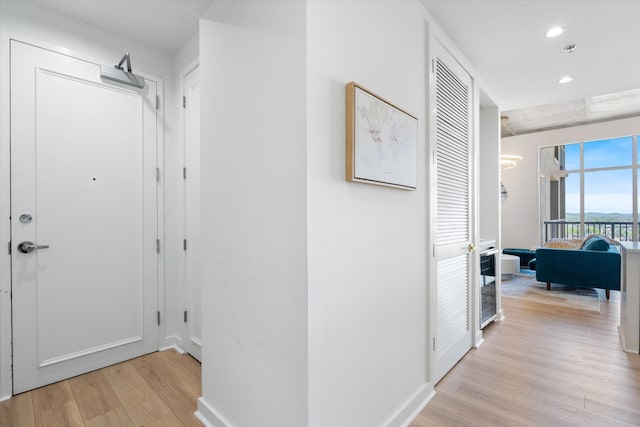 1510 Demonbreun St Unit 807, Nashville, TN 37203 - hall featuring light wood-style floors, baseboards, and recessed lighting
