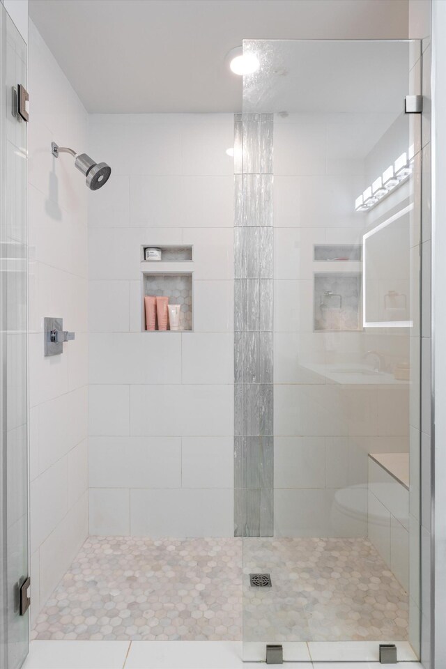 1510 Demonbreun St Unit 807, Nashville, TN 37203 - bathroom featuring tiled shower