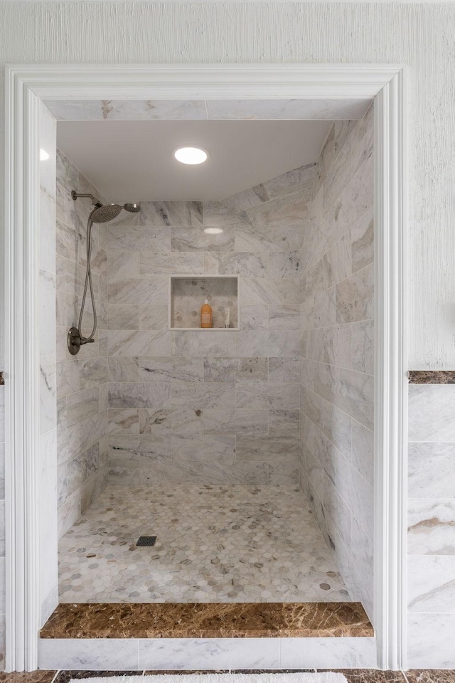 bathroom featuring tiled shower
