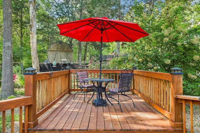 deck with outdoor dining space