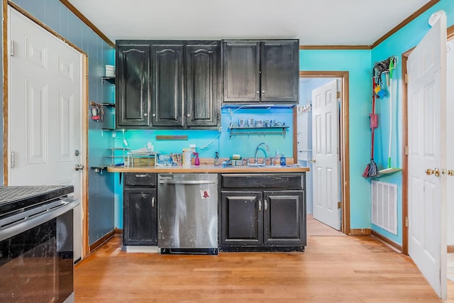 bar featuring a sink, light wood finished floors, stainless steel dishwasher, visible vents, and ornamental molding