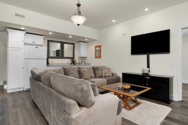 7237 River Run Dr, Chattanooga, TN 37416 - living room with dark wood-style flooring, baseboards, visible vents, and recessed lighting