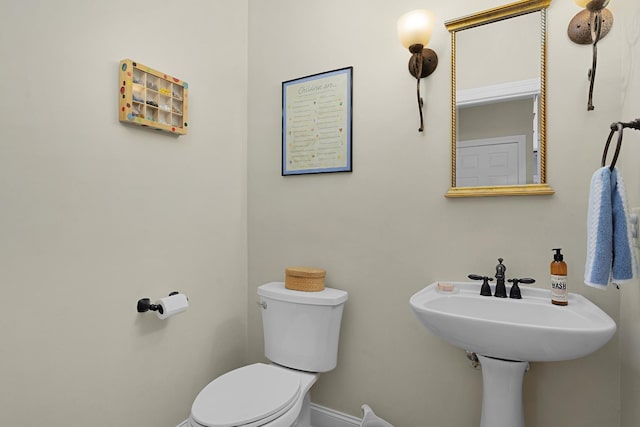 7237 River Run Dr, Chattanooga, TN 37416 - bathroom with toilet and baseboards