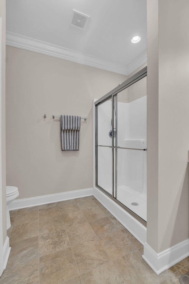 full bath featuring crown molding, toilet, baseboards, a shower stall, and visible vents