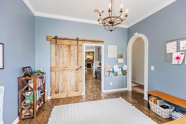 recreation room featuring crown molding, arched walkways, a notable chandelier, and visible vents