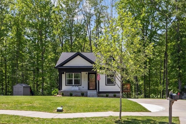 view of front of house featuring a storage unit, a front lawn, an outbuilding, and a porch