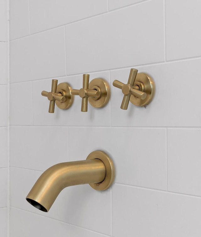 3610 Gleason Dr, Chattanooga, TN 37412 - details with a tile shower