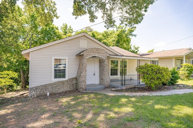 716 Larkin Ave, Chattanooga, TN 37411 - view of front of home featuring a front lawn and a porch