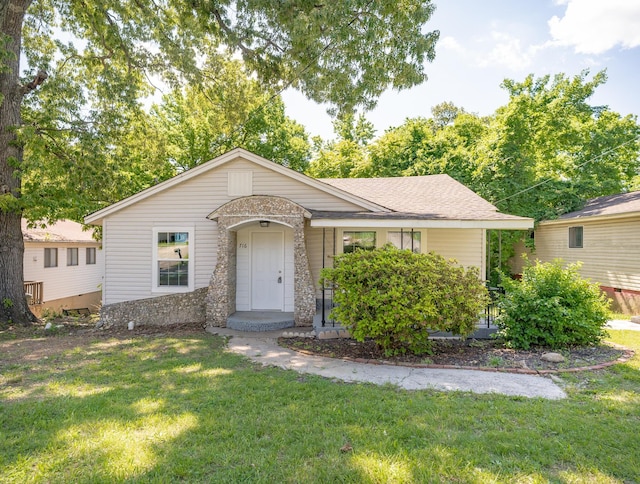 716 Larkin Ave, Chattanooga, TN 37411 - view of front of property with a shingled roof and a front lawn