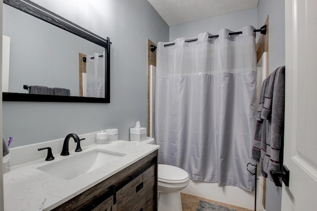 full bathroom featuring toilet, shower / bath combo with shower curtain, and vanity