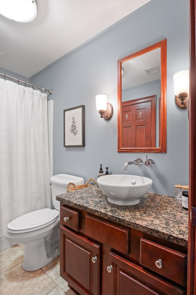 full bath featuring toilet, visible vents, a shower with shower curtain, and vanity