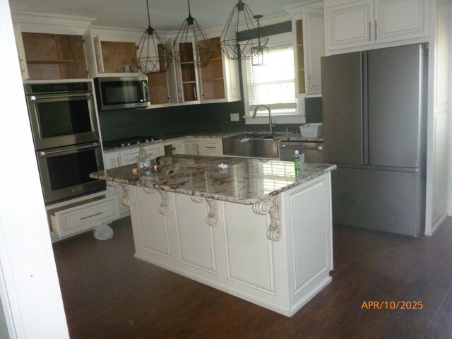 1314 Jewell Dr, Columbia, TN 38401 - kitchen featuring crown molding, dark wood-style flooring, appliances with stainless steel finishes, a sink, and a kitchen island