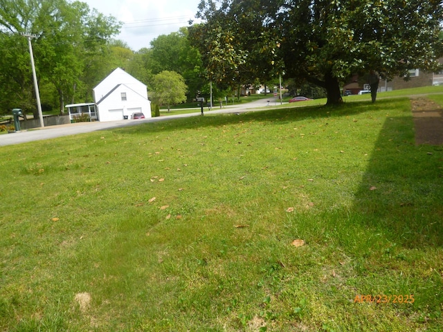 1314 Jewell Dr, Columbia, TN 38401 - view of yard with a detached garage