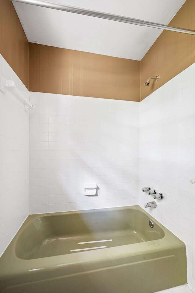 bathroom with bathtub / shower combination