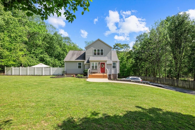 view of front of property featuring fence private yard and a front lawn