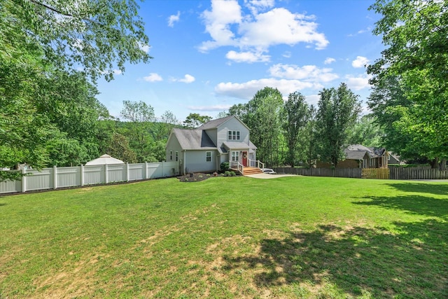 view of yard featuring a fenced backyard