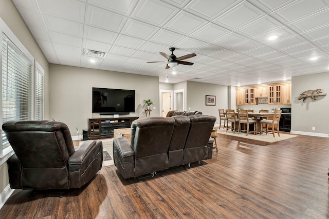 living area featuring visible vents, baseboards, ceiling fan, recessed lighting, and dark wood finished floors