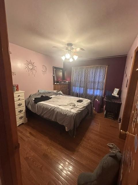 bedroom with dark wood-style flooring and ceiling fan