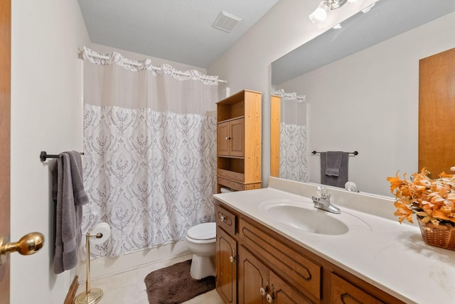 757 Acorn Dr, Clarksville, TN 37043 - full bathroom with visible vents, shower / bath combo, toilet, and vanity
