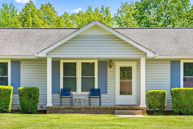757 Acorn Dr, Clarksville, TN 37043 - ranch-style home with a shingled roof, covered porch, and a front yard