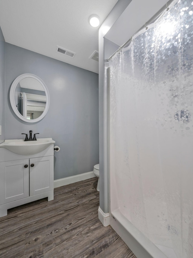 3120 Trenton Rd, Clarksville, TN 37040 - bathroom with visible vents, wood finished floors, curtained shower, toilet, and baseboards