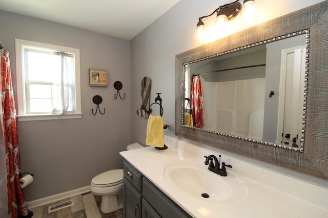full bathroom featuring vanity, visible vents, toilet, baseboards, and a shower with curtain