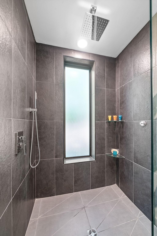 full bathroom featuring tiled shower