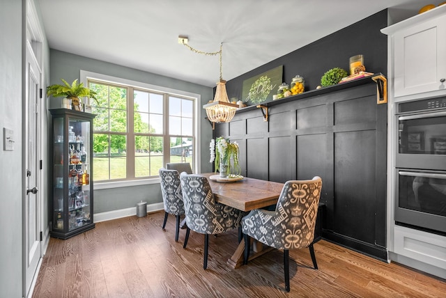 1005 Felts Dr, Clarksville, TN 37043 - dining area with an inviting chandelier, wood finished floors, and a healthy amount of sunlight