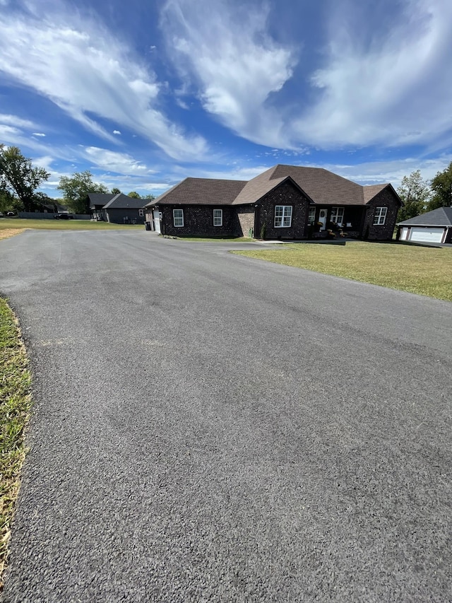 view of front of house featuring a front lawn