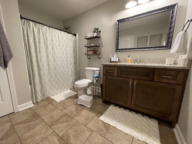 full bath featuring toilet, a shower with curtain, baseboards, and vanity