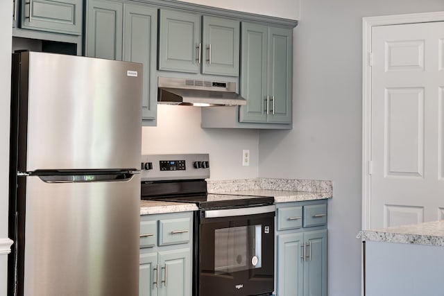 kitchen with under cabinet range hood, stainless steel appliances, and light countertops